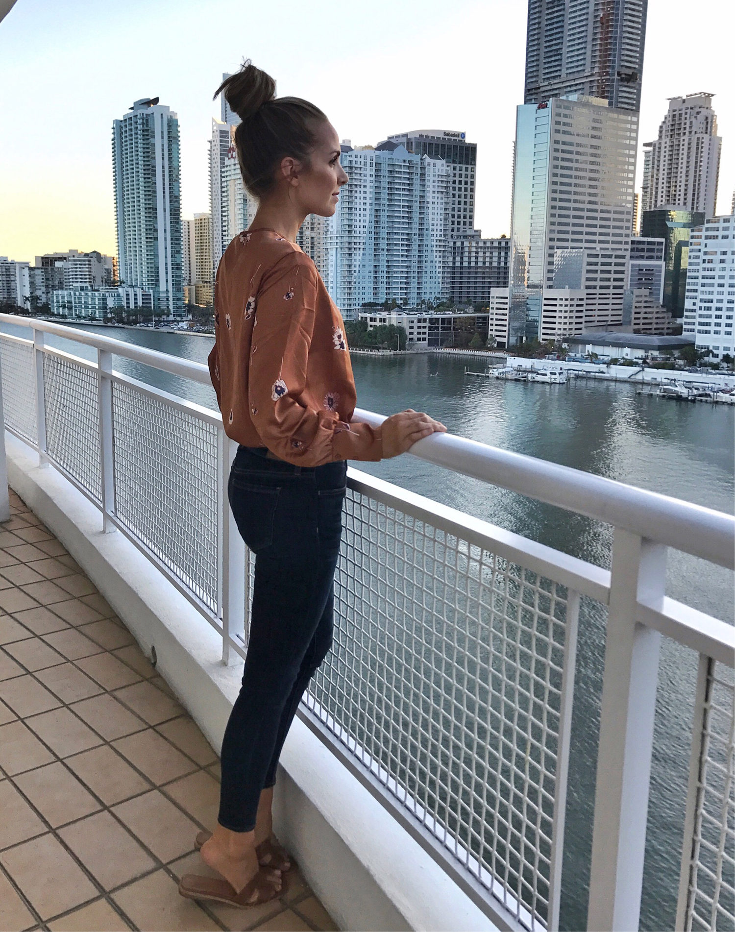 floral top and skinny jeans | merricksat.com