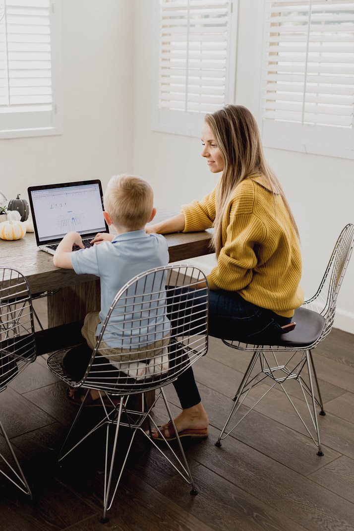what my daily routine looks like as a working stay at home mom