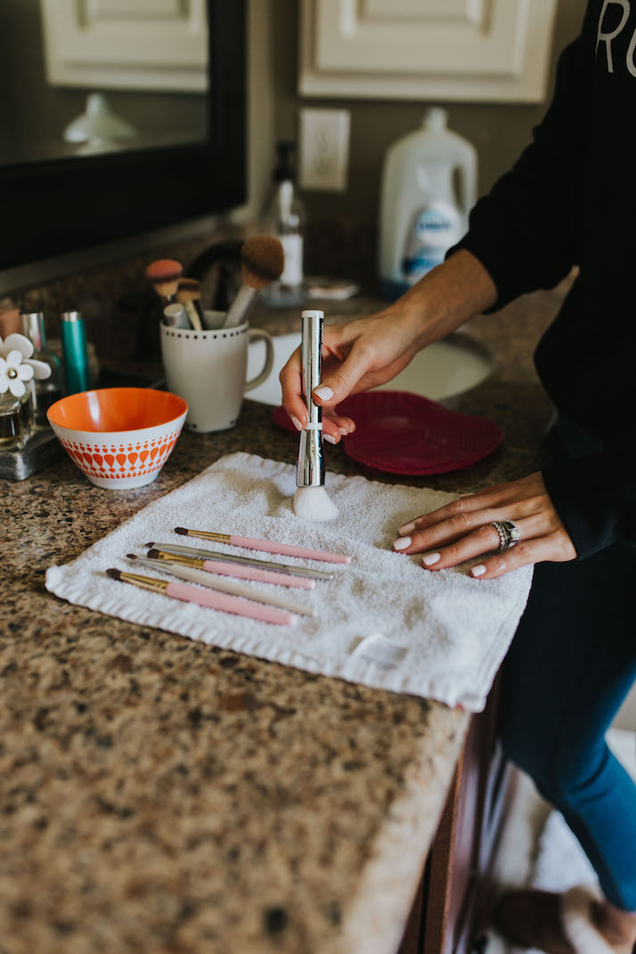 clean makeup brushes dawn dishsoap