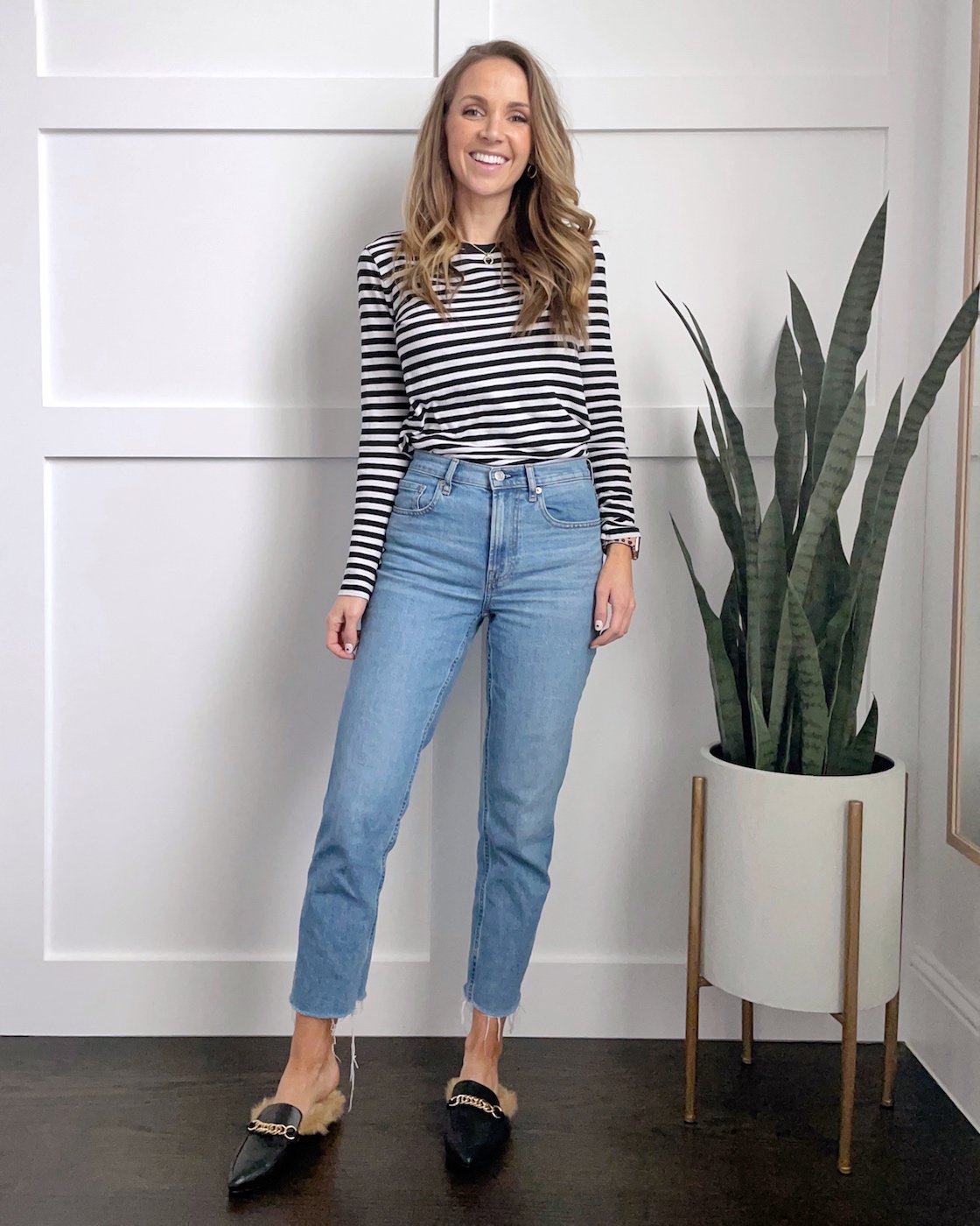 straight leg jeans outfit with tee